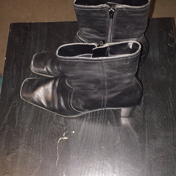 Black heeled boots - Picture 2 of 2